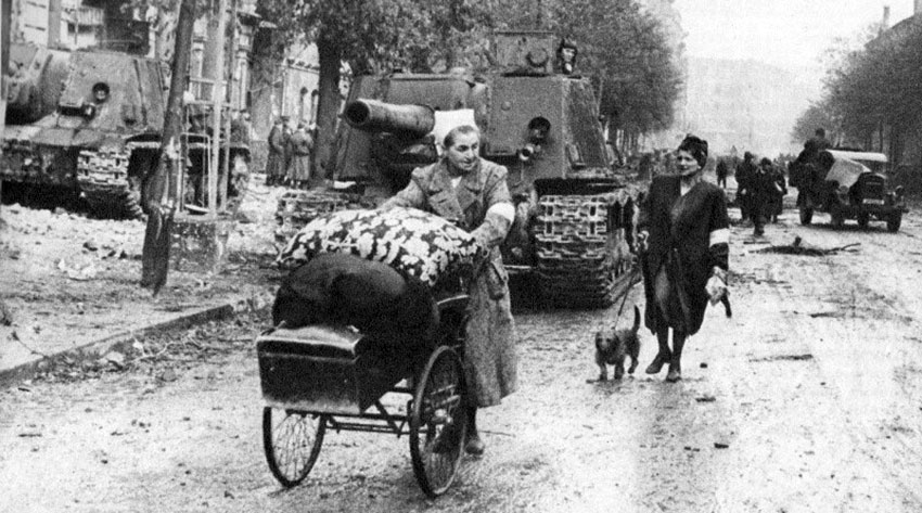 Самоходная артиллерия ИСУ-152 в Берлине, май 1945 год.