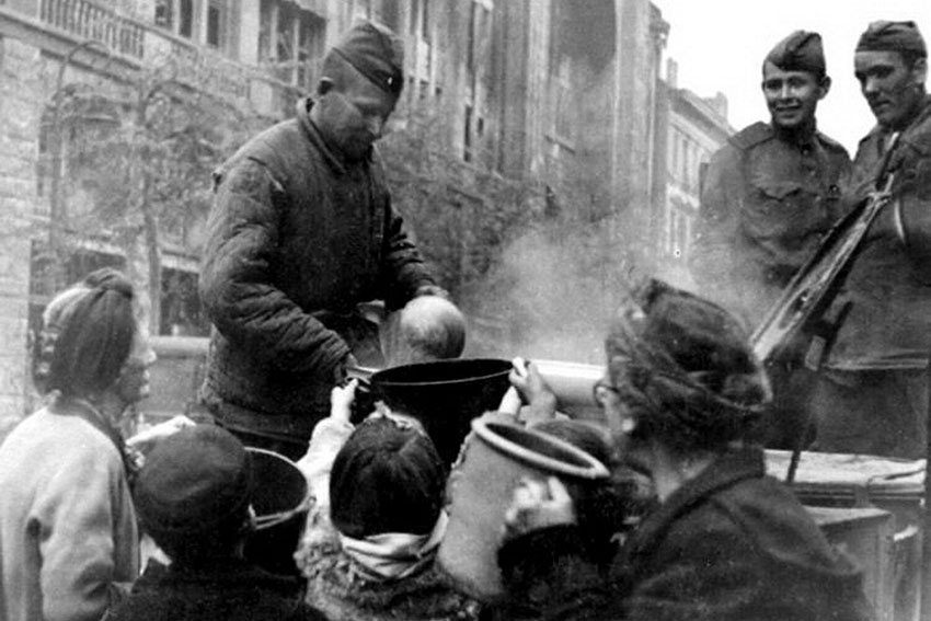 Советские солдаты кормят голодных берлинцев. Конец апреля...
