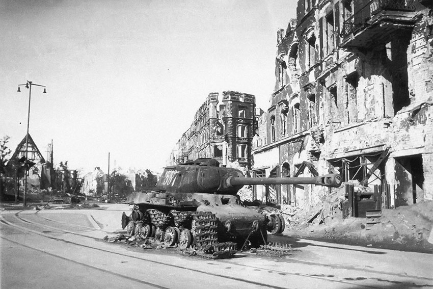Подбитый тяжёлый танк Ис-2 на улице в Берлине, май 1945 год.
