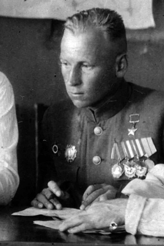…Окончив в 1939 году Энгельсскую военную школу летчиков,...