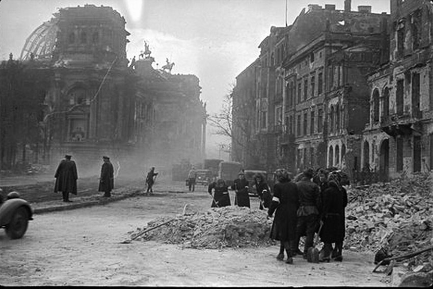 Очистка улиц в районе рейхстага. Май 1945 года. Фото Валерия...