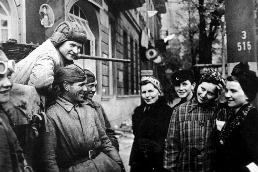 Первый день мира в Берлине. Советские солдаты общаются...
