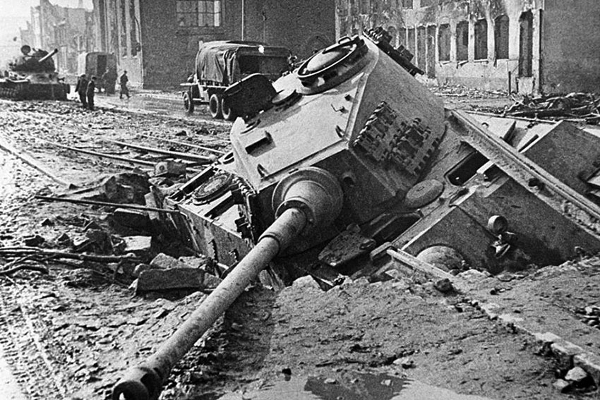 Брошенный Королевский Тигр на улице Берлина. Май 1945 год.