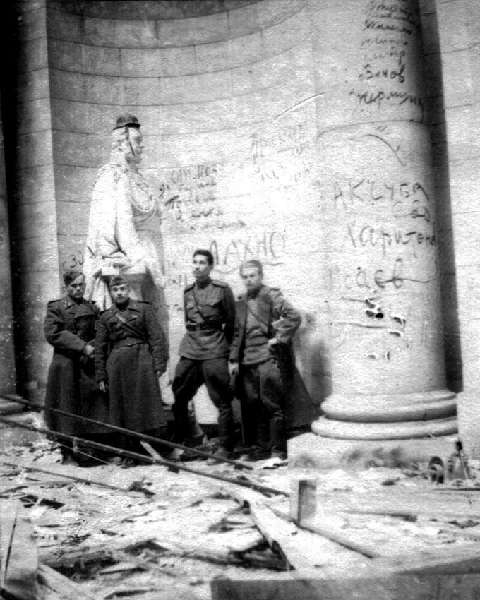 Советские солдаты в Рейхстаге, Берлин, 6 мая 1945 года.