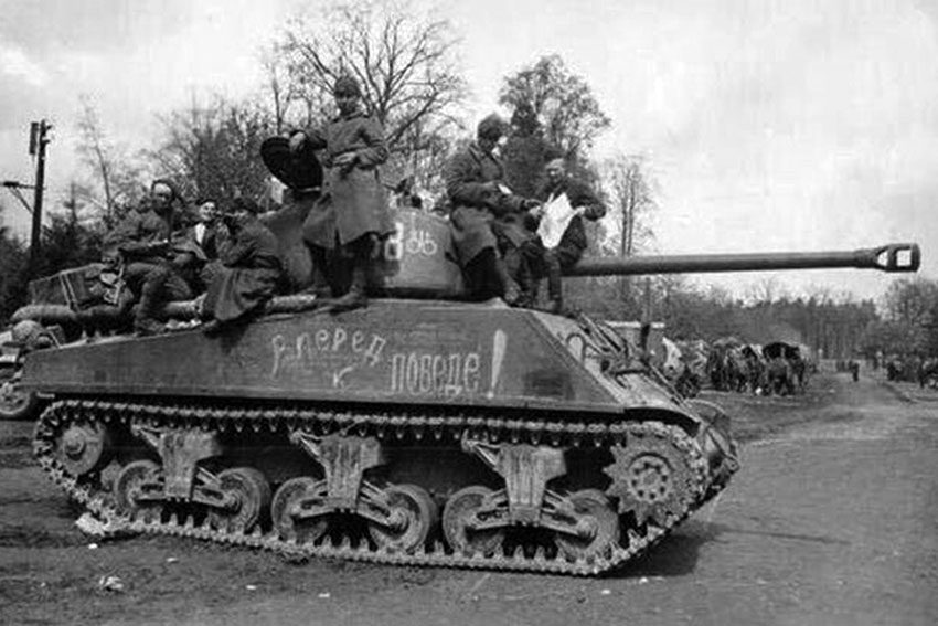 Советские солдаты на танке Шерман в Германии, 3 мая 1945 год.