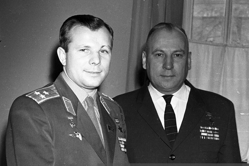 Юрий Гагарин и Сергей Сафронов, 1965 год.

В 1975 году Сергей...