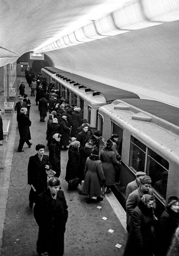 На платформе станции метро «Университет», 1959 год.