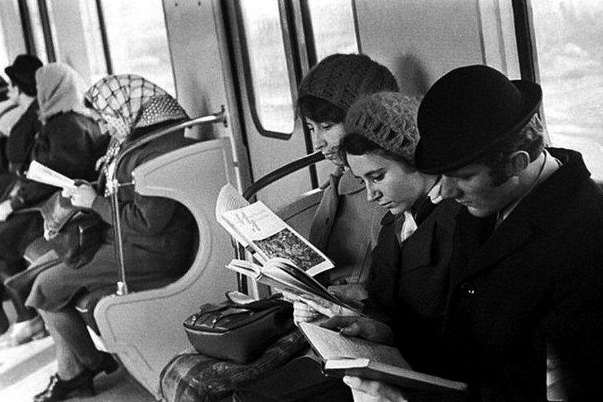 Советское метро. Телефоны заменили книги, 1960 годы.