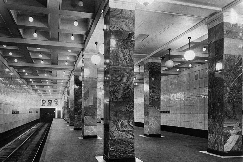 Станция метро «Сокольники» в Москве. Портреты Кагановича,...