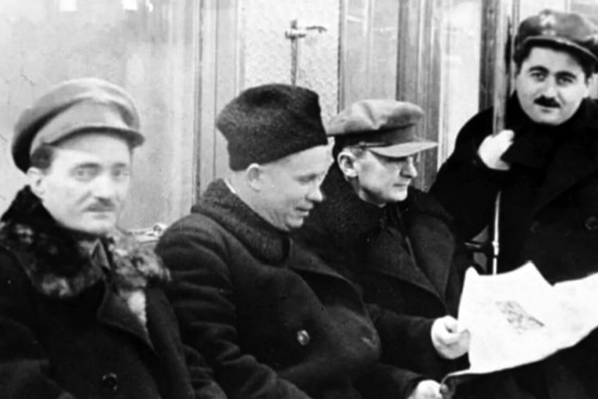 Лакоба, Хрущёв, Берия и Ханджян в вагоне метро, в день его...