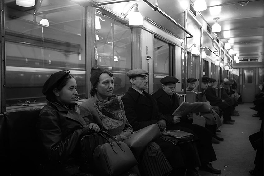 В вагоне метро на станции «Аэропорт», 1938 год.