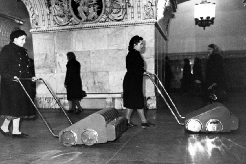 Уборка на станции "метрополитена, 1950-е годы.