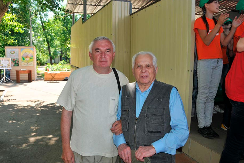 С 2009 г. партнер Экологического клуба «Хвалынские холмы».

24...