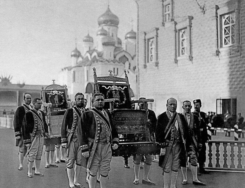 Придворные переносят царский трон в Большой Кремлёвский...