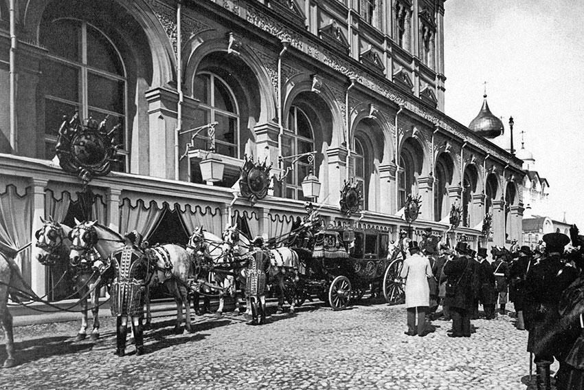 Карета, ожидающая Николая II у Кремля, 14 мая 1896 года