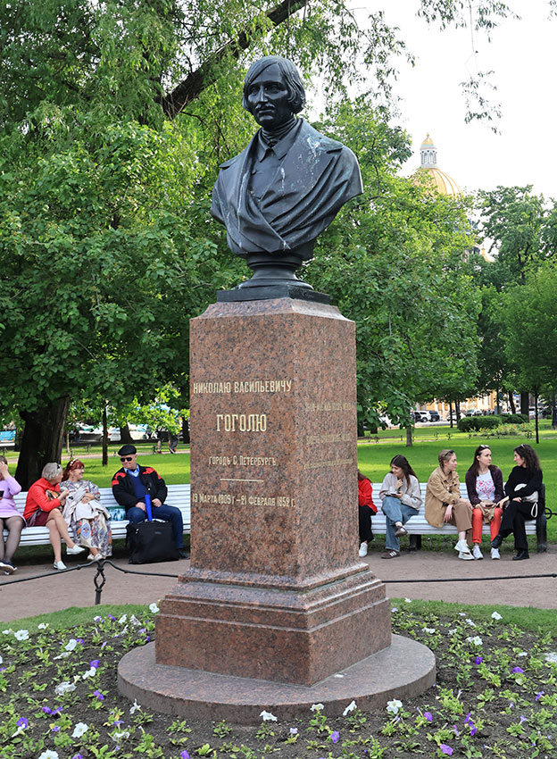 Памятник Николаю Васильевичу Гоголю