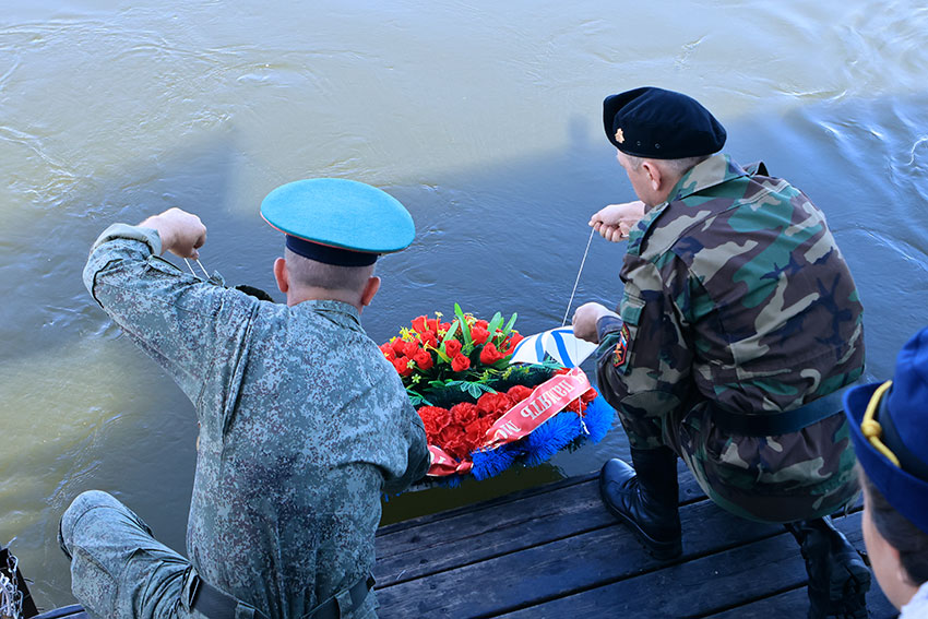 В завершении мероприятия на воду был спущен венок в память...