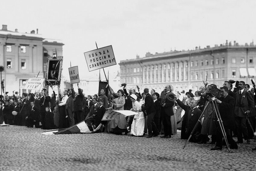 На Дворцовой площади в момент провозглашения манифеста...
