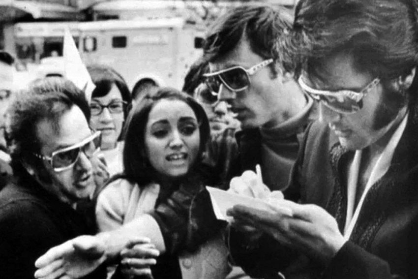 Элвис дает автограф 12-летней Мадонне, Детройт, 1970 год.