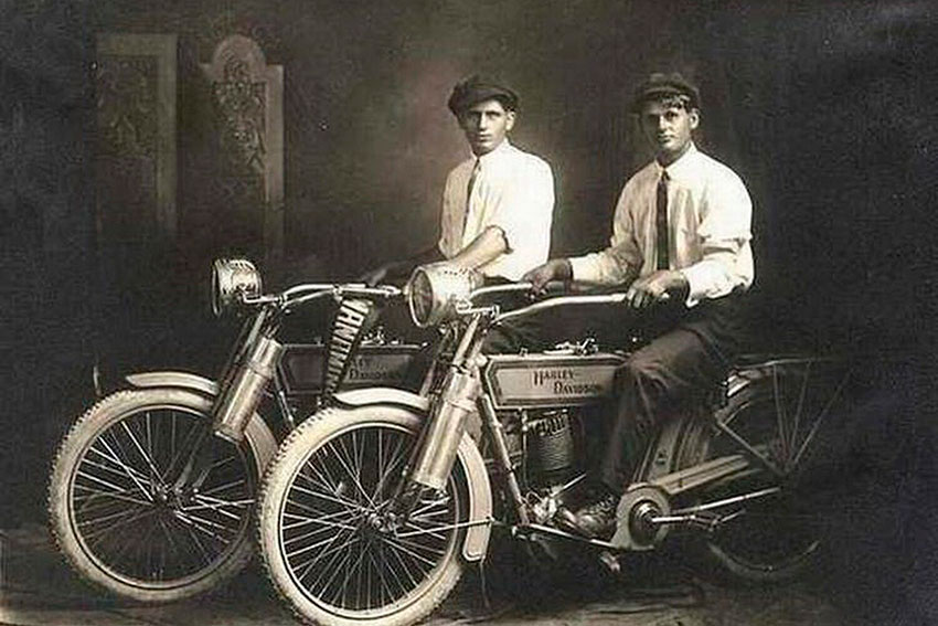 Уильям и Артур Харлей, 1914 год.