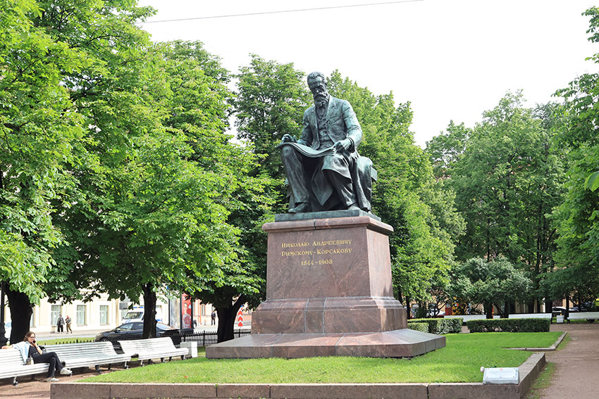 Скульптура была отлита в 1950 году на заводе «Монументскульптура»....