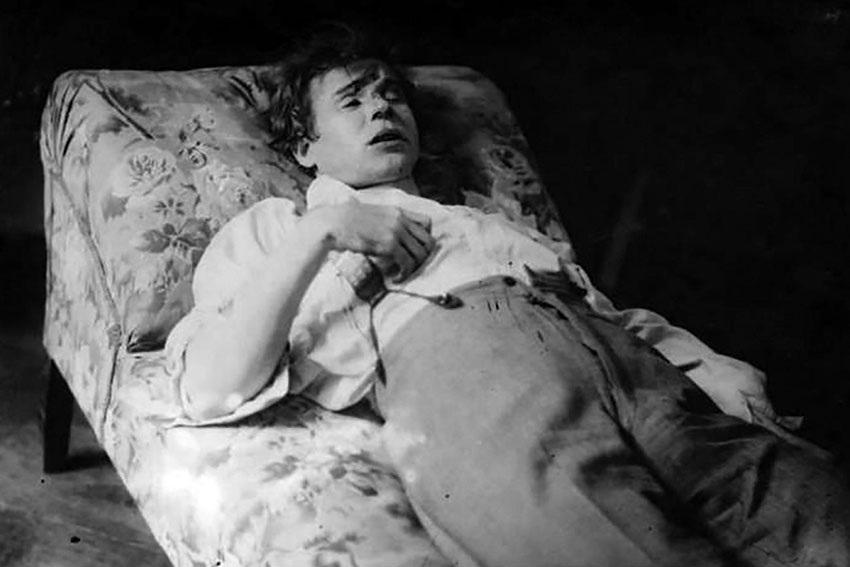 Поэт Сергей Есенин покончил с собой в номере ленинградского...