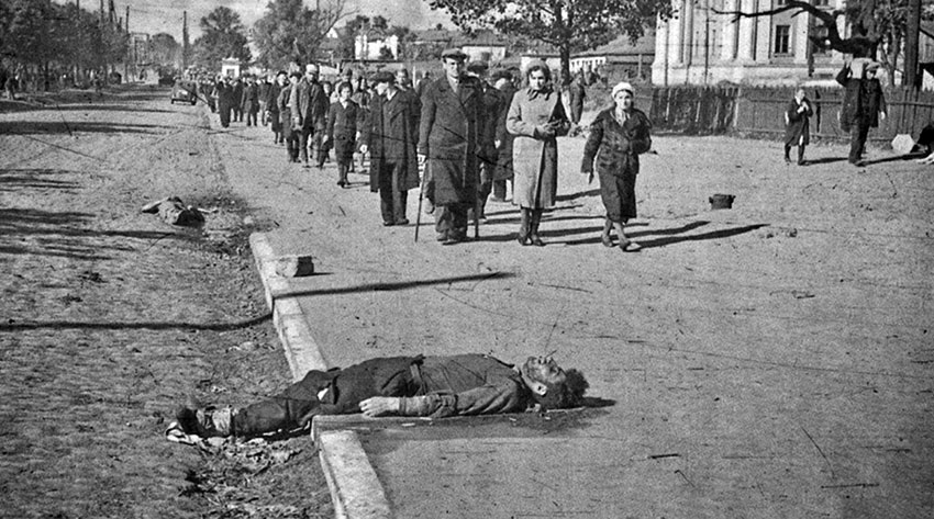 Мертвые киевляне на бульваре Тараса Шевченко, 1941 год.