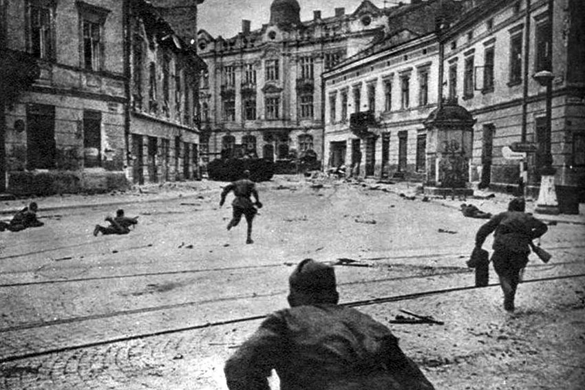 Советские солдаты ведут бой на улицах Львова, 1944 год.