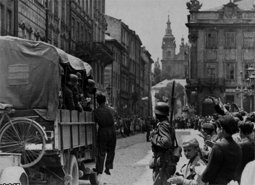 Жители Львова радостно приветствуют немцев, 1940-е года.