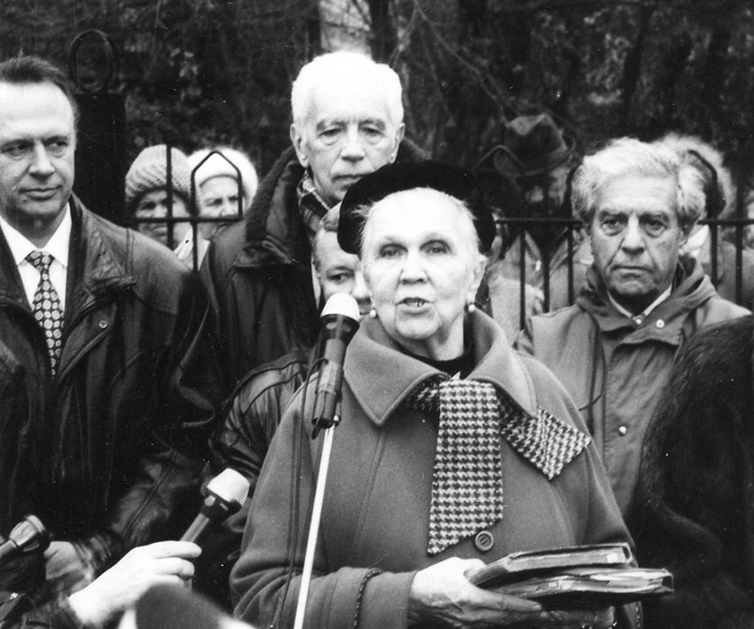 Выступление С. Собиновой на открытии музея, 1995 год Фото...
