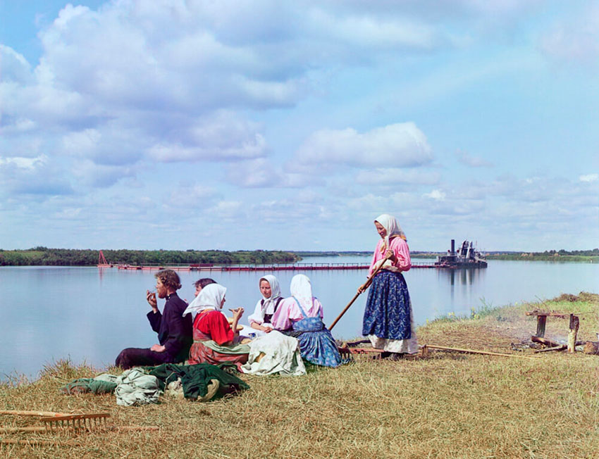Обед на покосе. Река Шексна,1909 год.