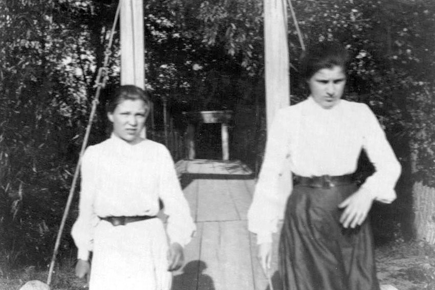 Мария Николаевна справа с подругой на дачи, 1900-е годы, из...