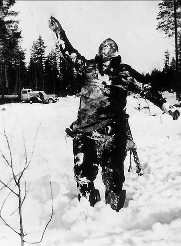 Замёрзшее тело советского солдата, которое в 1939 году выставили...
