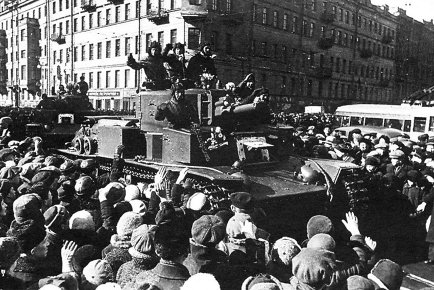 Жители Ленинграда встречают танки Т-28 20-й танковой бригады,...
