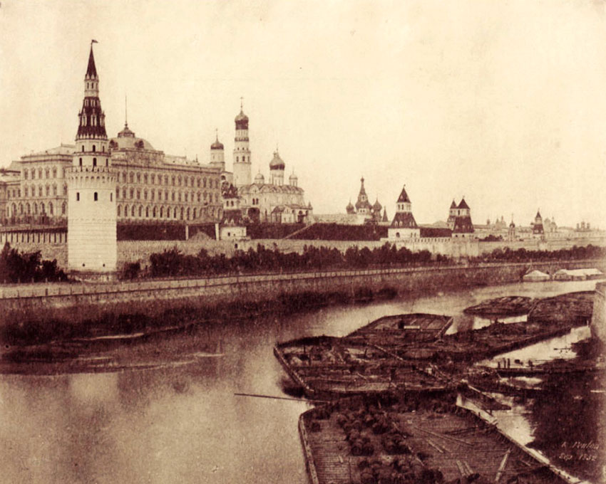 Южная сторона Кремля со старого моста, 1852 год. Южная сторона Кремля со старого моста, 1852 год.