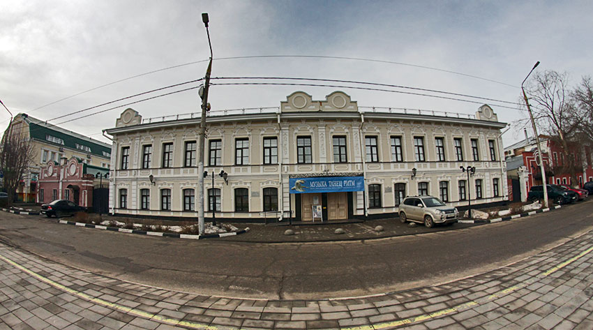 После смерти отца в 1914 году Александр Николаевич унаследовал...