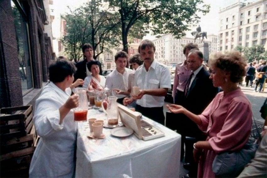 У ресторана «Арагви» на улице Горького в Москве. 1985 год.