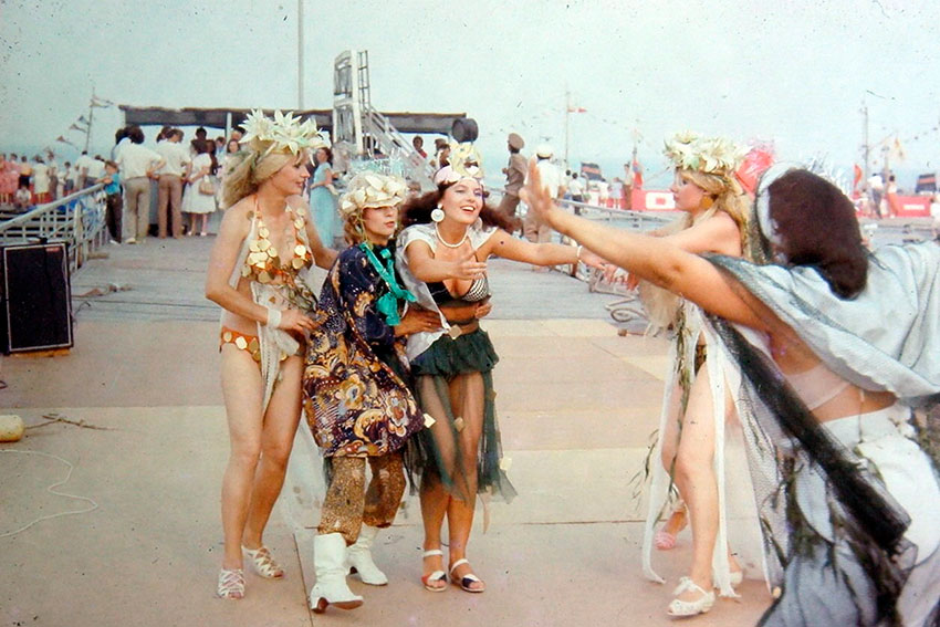 Яркие дамы на Дне Нептуна на водной станции в Керчи, 1985 год.