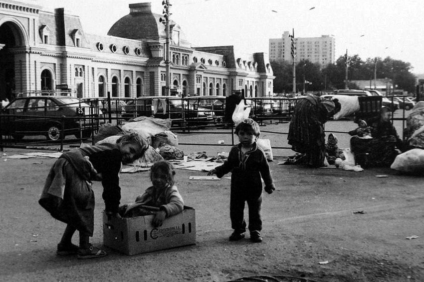 Сироты у вокзала в Москве, 1995 год.