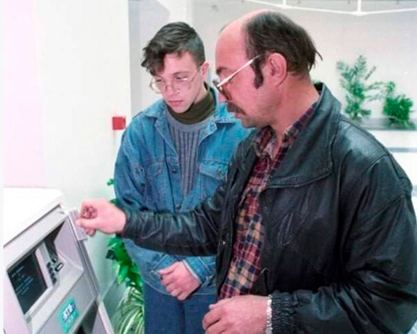 Отец обучает сына использованию банкомата, 1995 год. 