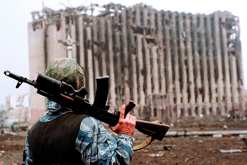 Разгромленный дворец  Джохара Дудаева. Чечня 1995 год.