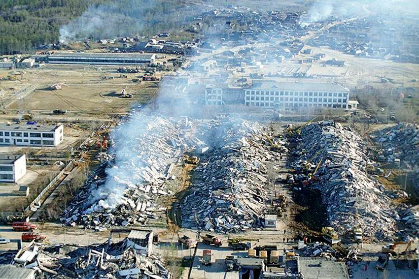 Разрушенный землетрясением Нефтегорск, 1995 год.
