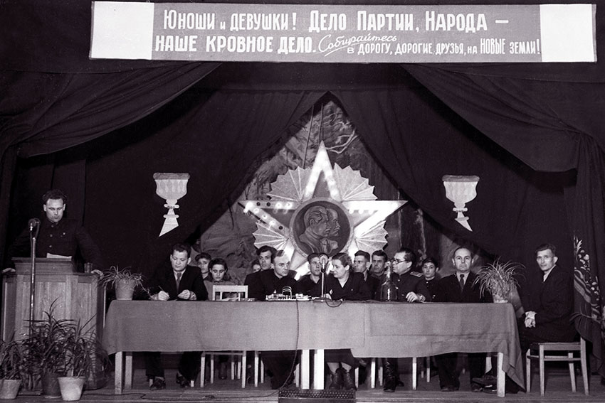 Вечер отъезжающих на целину, президиум. Фото М. Шпилёва,...