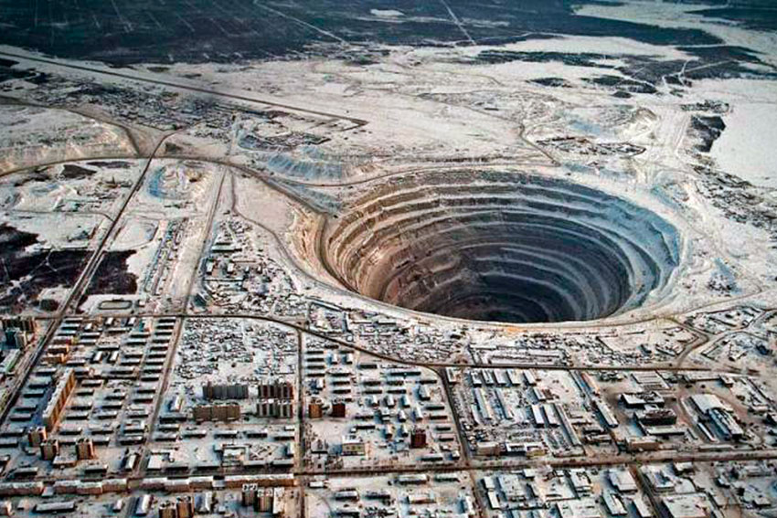 Кимберлитовая трубка «Мир» — коренное месторождение алмазов,...