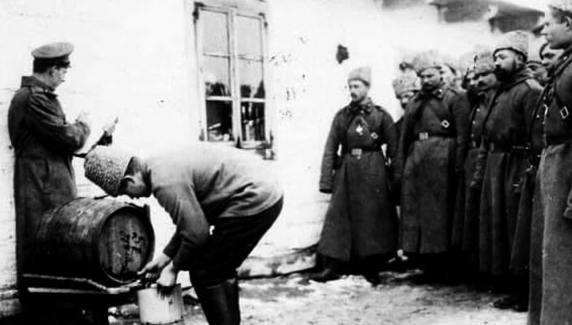 Раздача красного вина. Российская империя, 1915 год.