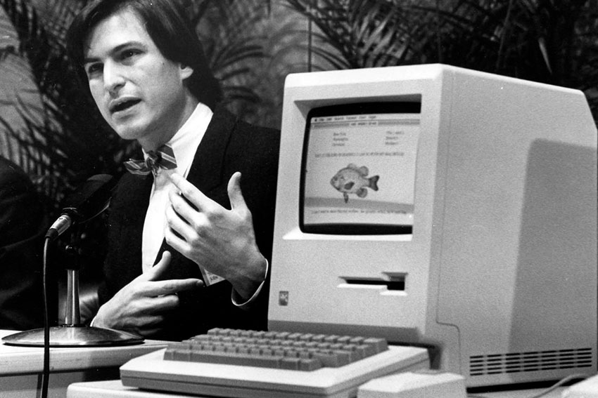 Стив Джобс презентует компьютер Apple Macintosh на собрании акционеров...