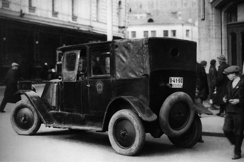 Фотография Наума Грановского называется Первое такси Рено...