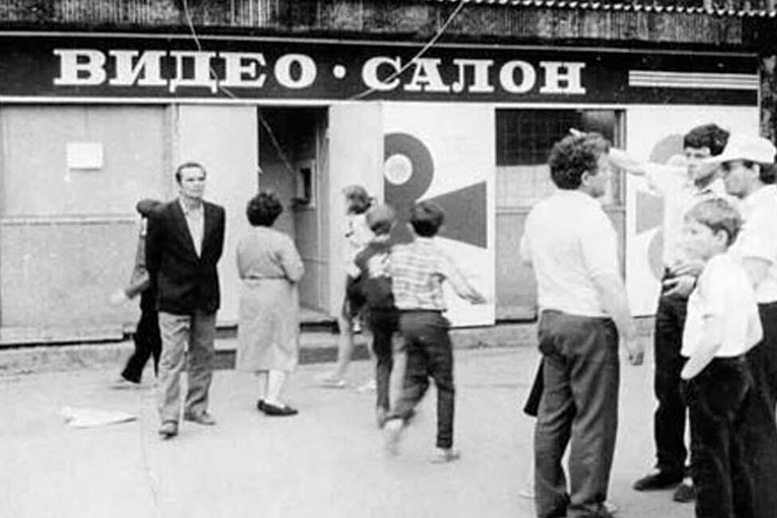 В 1986 году официально были разрешены видеосалоны, которые...
