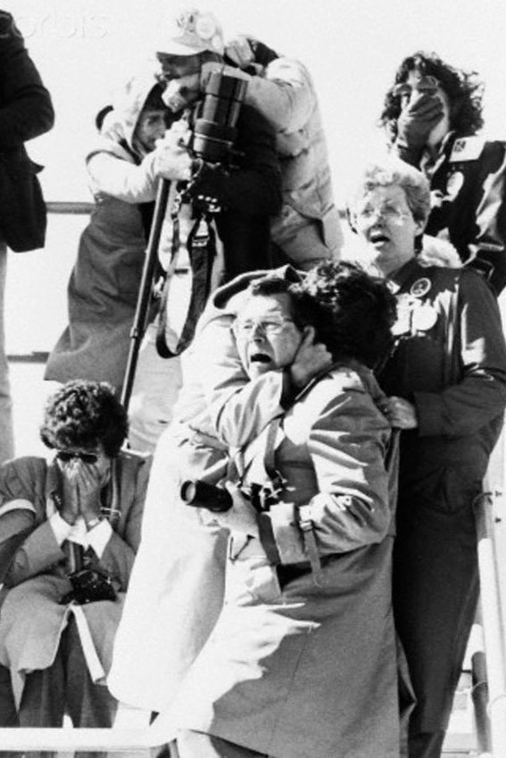 Зрители видят катастрофу шаттла Челленджер, 1986 го