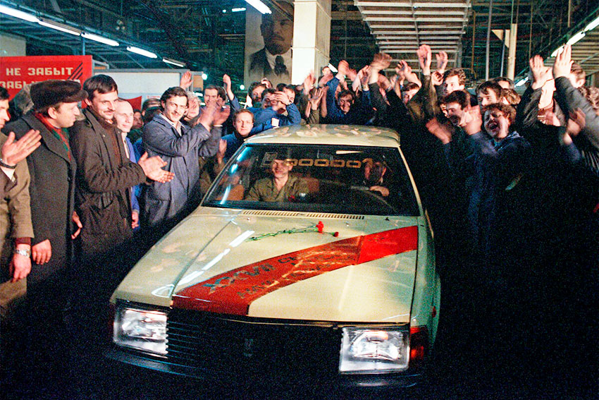 12 февраля 1989 год — на конвейере АЗЛК собран первый автомобиль...